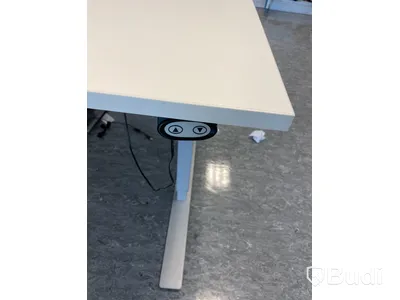 Höj- och sänkbart skrivbord med avskiljare