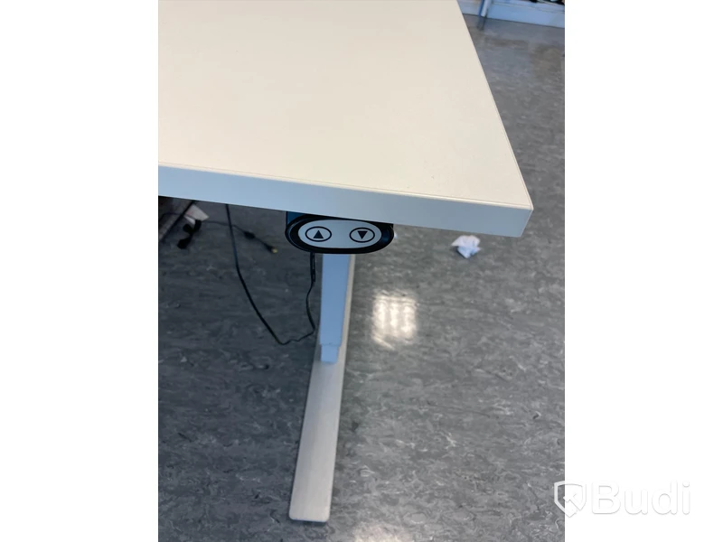 Höj- och sänkbart skrivbord med avskiljare