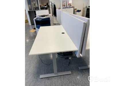 Höj- och sänkbart skrivbord med avskiljare