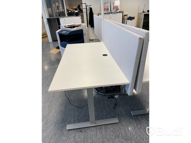 Höj- och sänkbart skrivbord med avskiljare