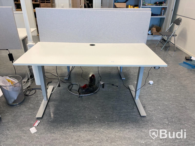 Höj- och sänkbart skrivbord med avskiljare