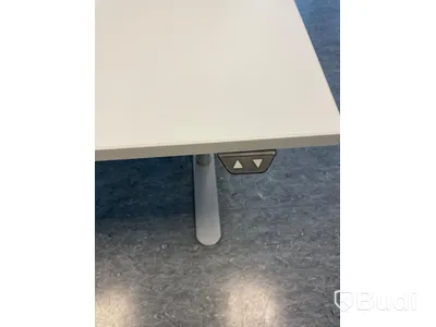 Höj- och sänkbart skrivbord med avskiljare