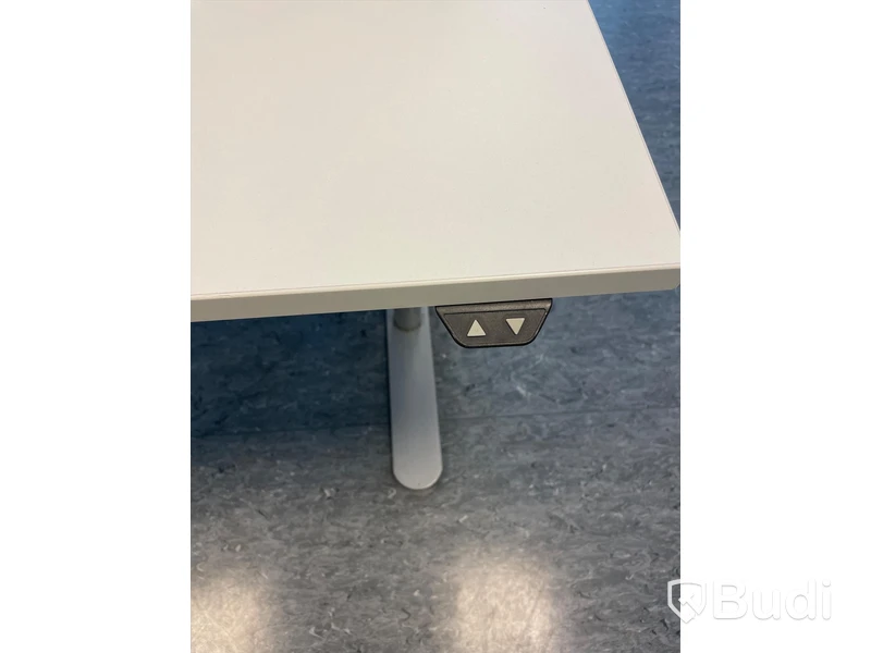 Höj- och sänkbart skrivbord med avskiljare