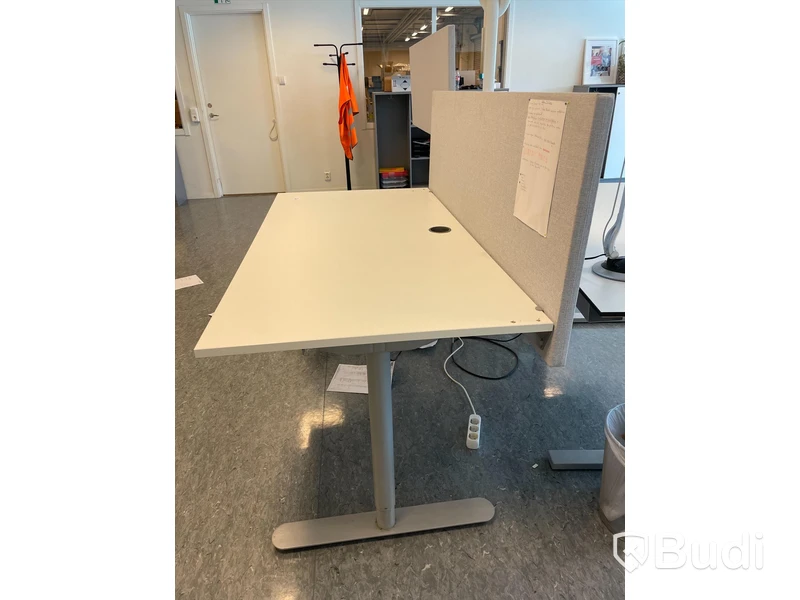 Höj- och sänkbart skrivbord med avskiljare