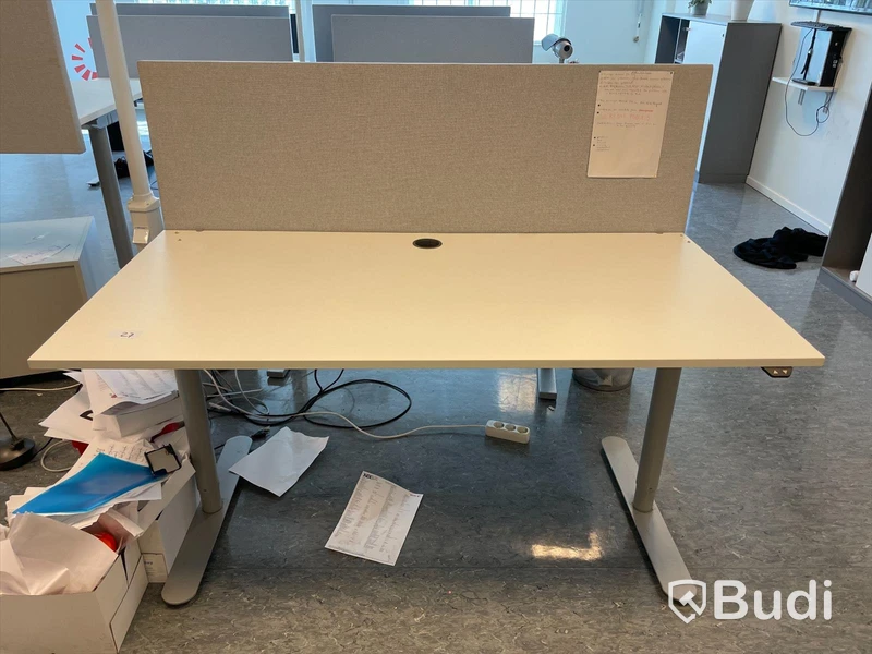 Höj- och sänkbart skrivbord med avskiljare