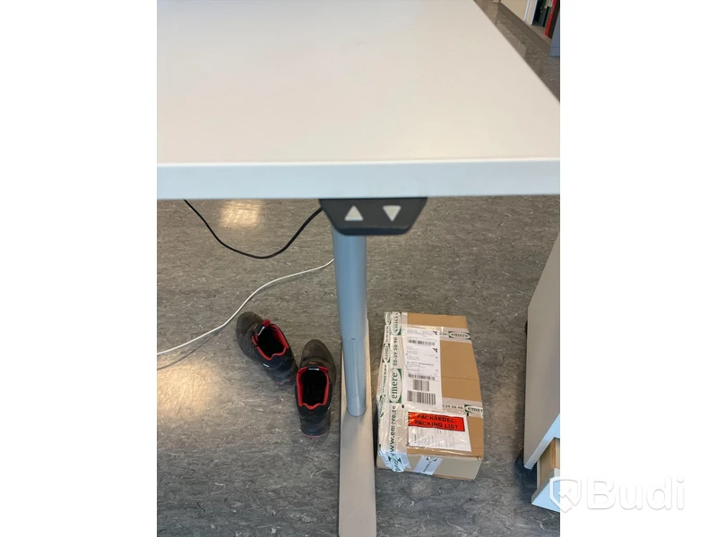 Höj- och sänkbart skrivbord med avskiljare