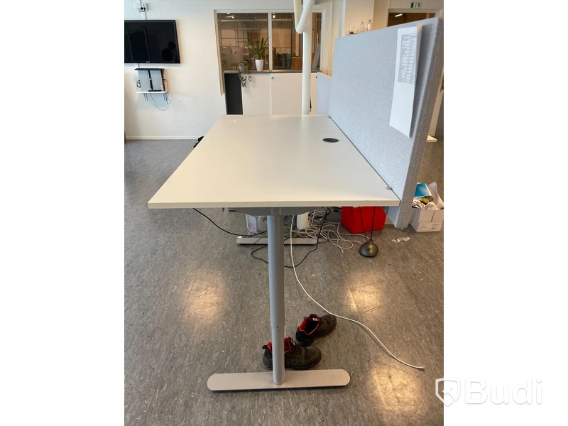 Höj- och sänkbart skrivbord med avskiljare