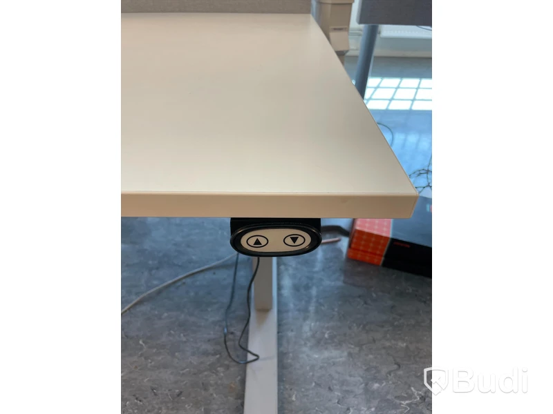Höj- och sänkbart skrivbord med avskiljare