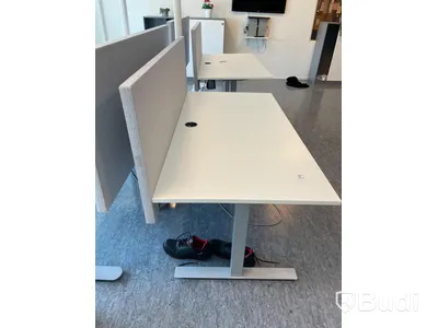 Höj- och sänkbart skrivbord med avskiljare