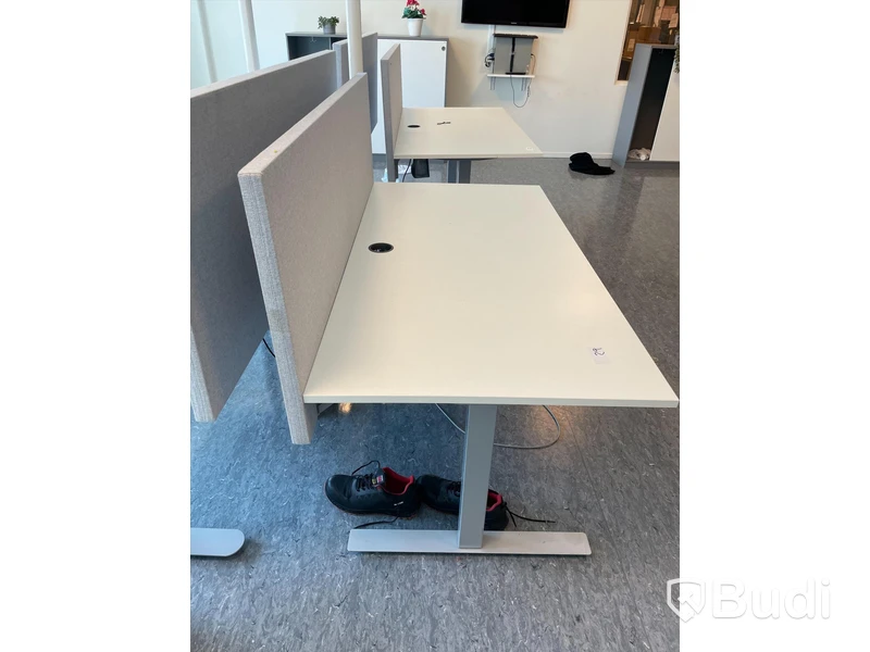 Höj- och sänkbart skrivbord med avskiljare