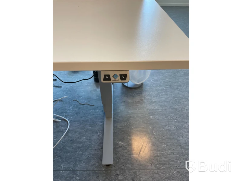 Höj- och sänkbart skrivbord med avskiljare