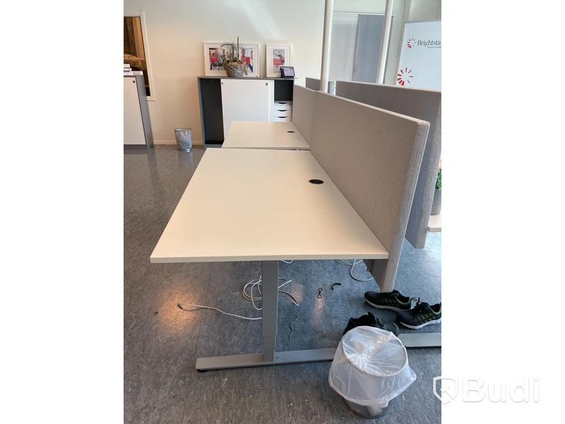 Höj- och sänkbart skrivbord med avskiljare