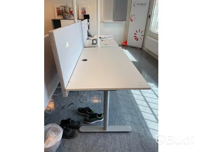 Höj- och sänkbart skrivbord med avskiljare