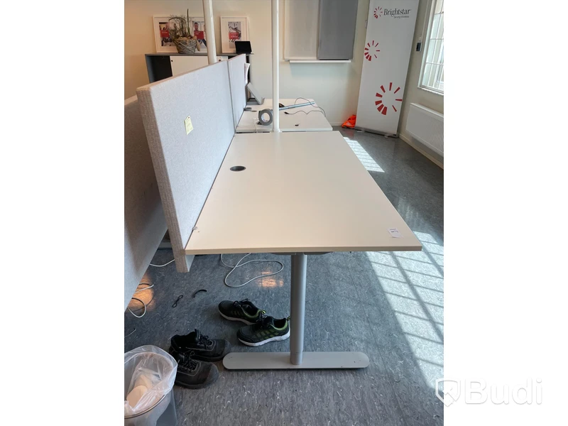 Höj- och sänkbart skrivbord med avskiljare