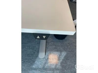 Höj- och sänkbart skrivbord med avskiljare
