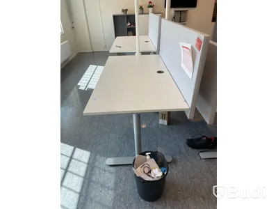 Höj- och sänkbart skrivbord med avskiljare