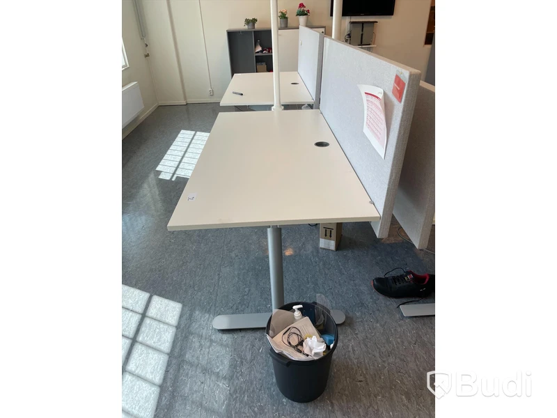 Höj- och sänkbart skrivbord med avskiljare