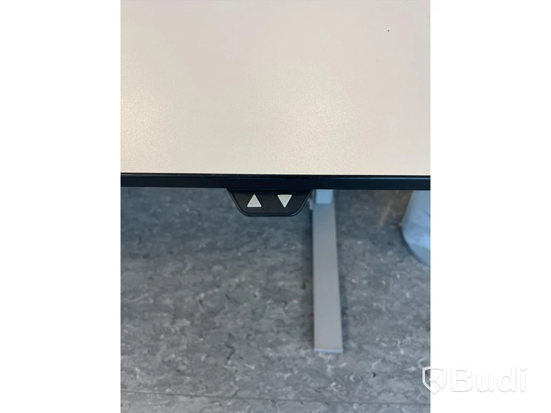 Höj- och sänkbart skrivbord