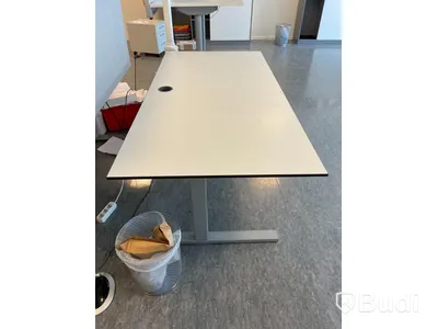 Höj- och sänkbart skrivbord