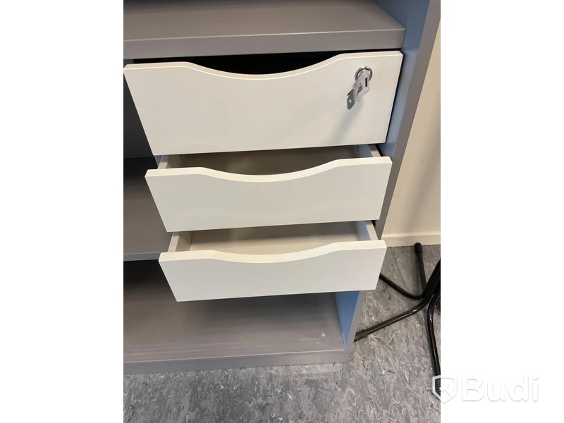 Skåp med skjutdörrar EFG