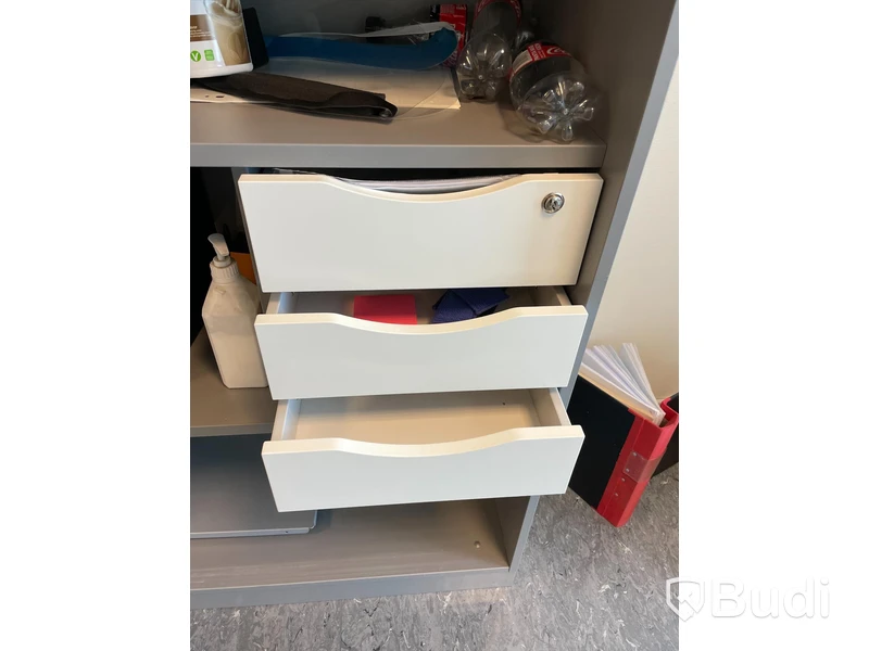 Skåp med skjutdörrar EFG
