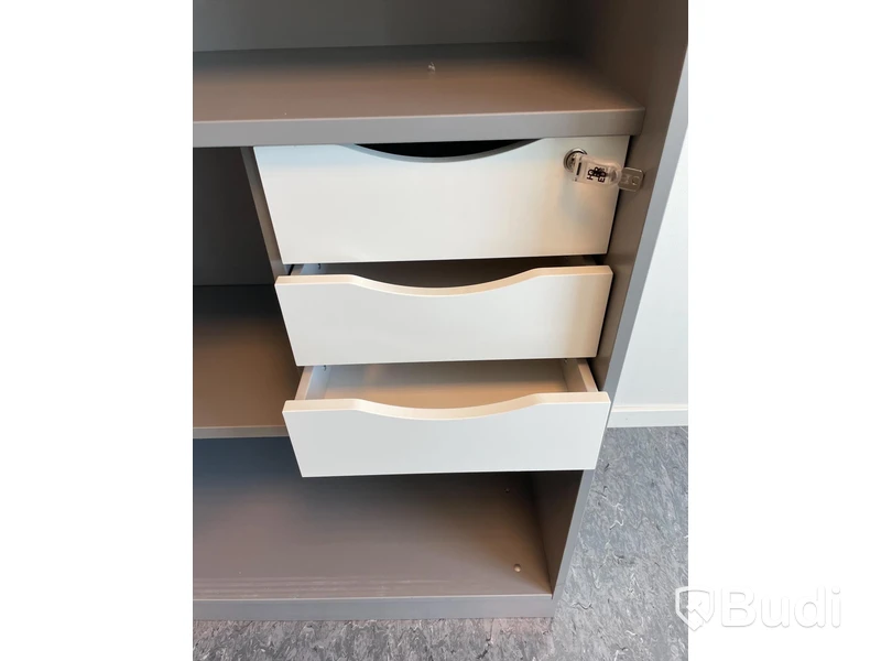 Skåp med skjutdörrarEFG