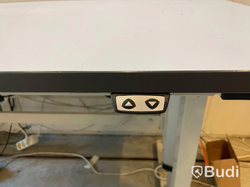 Höj- och sänkbart skrivbord . Auktionen omstartad.
