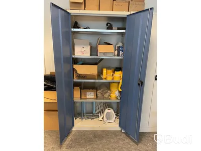 Plåtskåp Inkl. innehåll