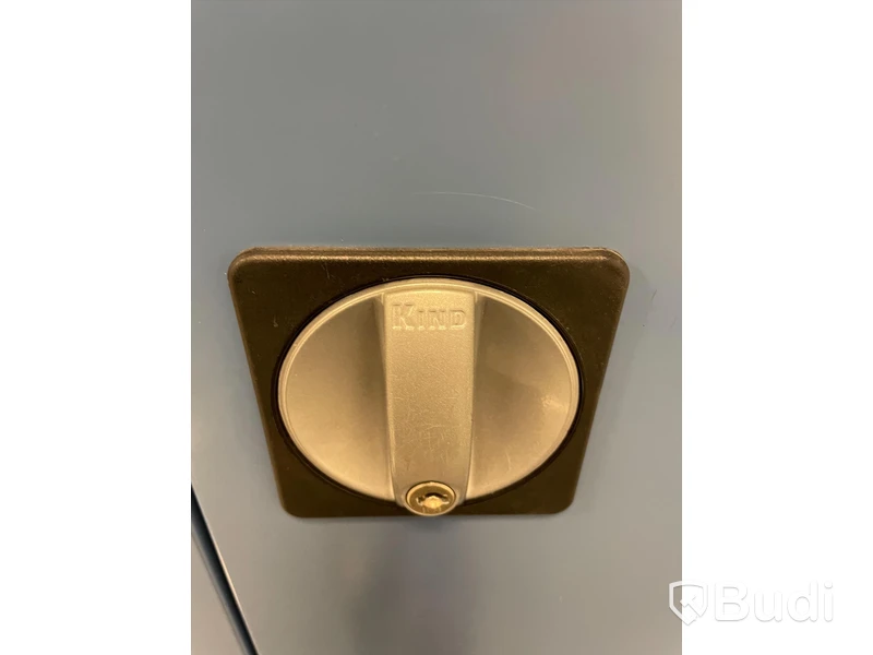 Plåtskåp Inkl. innehåll