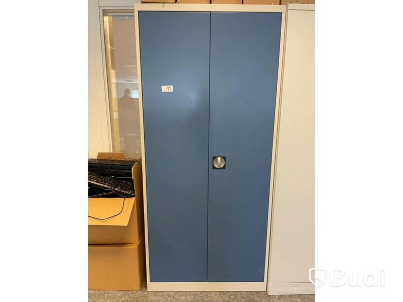 Plåtskåp Inkl. innehåll
