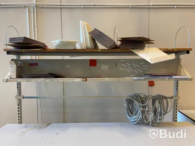 Höj- och sänkbart skrivbord med hylla