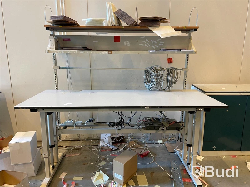 Höj- och sänkbart skrivbord med hylla