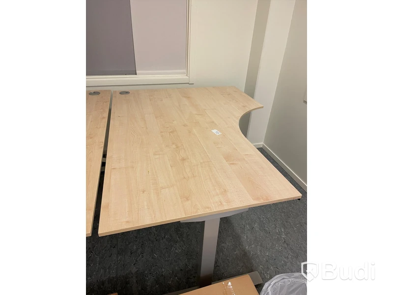 Höj- och sänkbart skrivbord L åt höger - Saknar strömsladd och höj- och sänkfunktionen fungerar ej.
