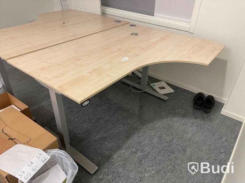 Höj- och sänkbart skrivbord L åt höger - Saknar strömsladd och höj- och sänkfunktionen fungerar ej.
