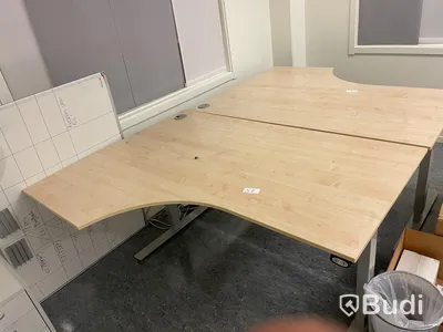 Höj- och sänkbart skrivbord L åt vänster