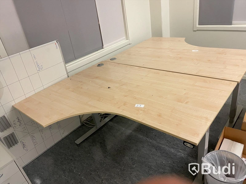 Höj- och sänkbart skrivbord L åt vänster