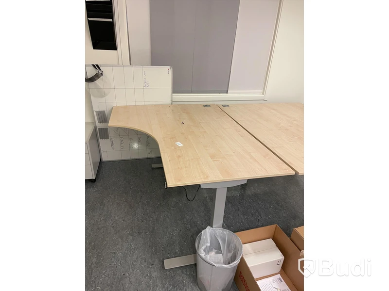 Höj- och sänkbart skrivbord L åt vänster