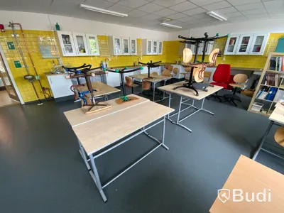 12 st bänkar, 27 st stolar olika modeller, bokhylla mm