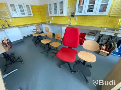12 st bänkar, 27 st stolar olika modeller, bokhylla mm