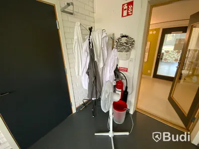 12 st bänkar, 27 st stolar olika modeller, bokhylla mm