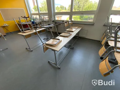 12 skolbänkar, 3 låga bokhyllor och 29 st stolar, skrivbord samt 2 hurtsar