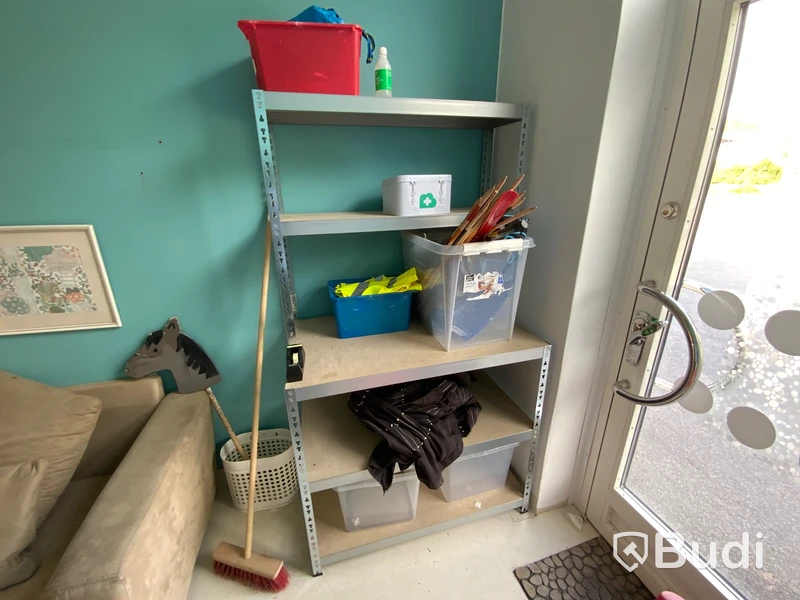 Förvaringsmöbel med div uteleksaker