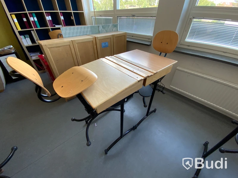 2st skolbänkar med förvaring ink 2st stolar
