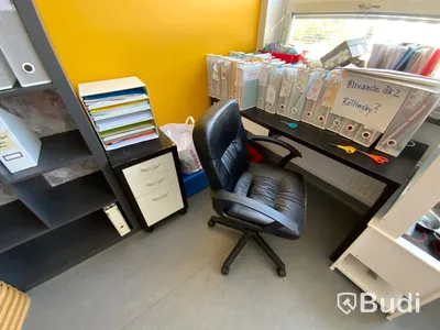 2st bokhyllor, Avsklijare,  2 bord, 7st stolar samt skrivbord