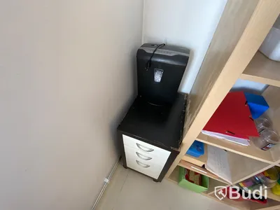 4st bokhyllor, skrivbord, runt bord samt 5st stolar, hurts samt dokumentförstörare, bergsprängare