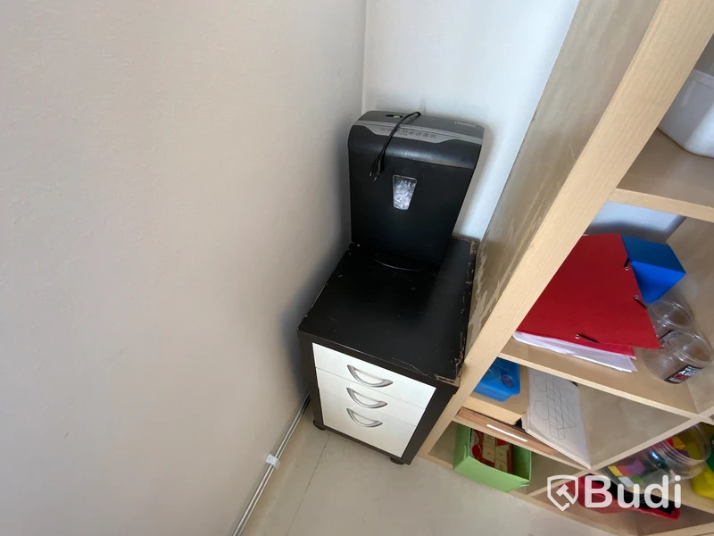 4st bokhyllor, skrivbord, runt bord samt 5st stolar, hurts samt dokumentförstörare, bergsprängare