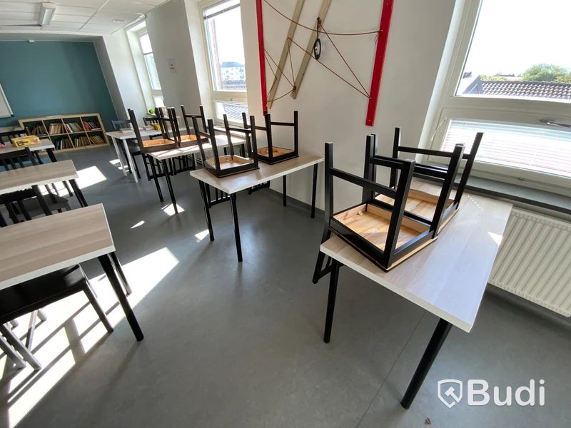 12 st bord samt 22 st stolar, soffa samt låg bokhylla och en röd kontorsstol