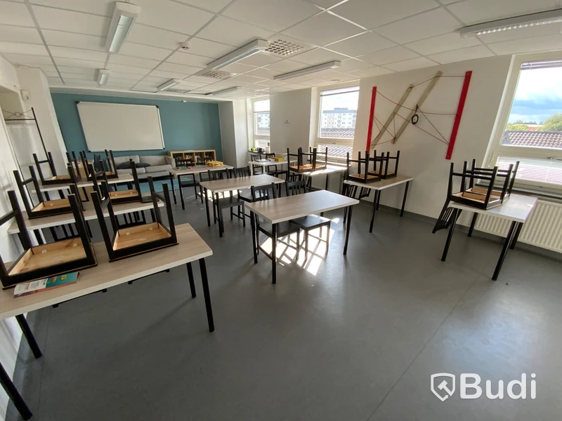 12 st bord samt 22 st stolar, soffa samt låg bokhylla och en röd kontorsstol