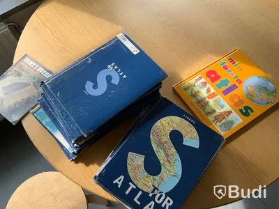 Div böcker och läromedel på borden