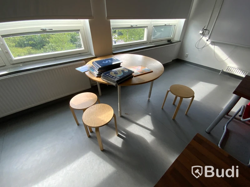 Bord med 3st träpallar